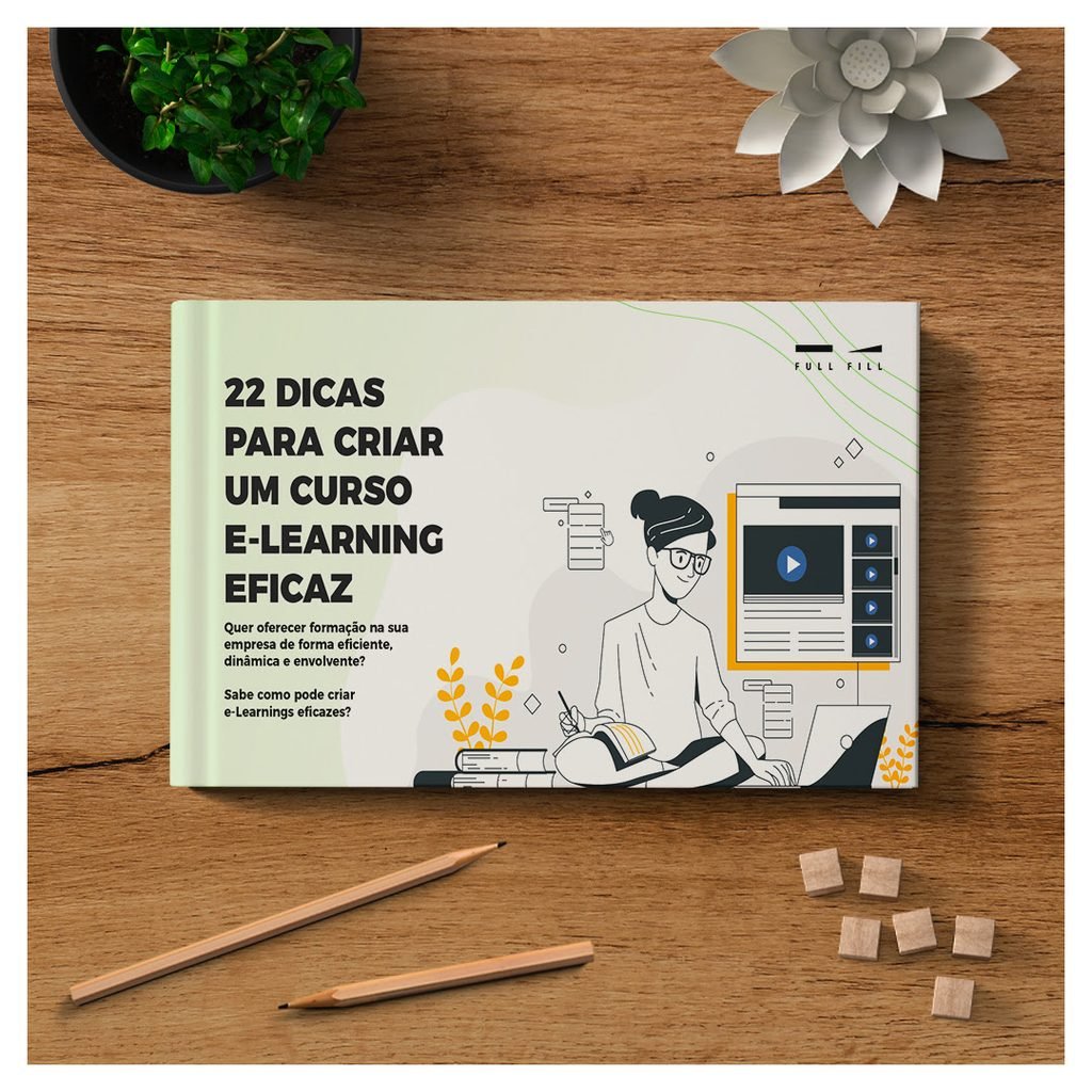 Capa do e-book «22 Dicas para Criar um Curso E-Learning Eficaz», deitada sobre uma mesa de madeira. A capa é verde-menta clara, com o título em letras pretas e uma ilustração de uma mulher de óculos sentada de pernas cruzadas, com um livro e uma caneta ao lado de um portátil que mostra um leitor de vídeo com um botão azul de reprodução.